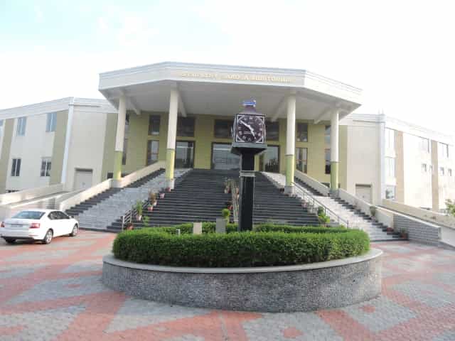 Main academic block of Karpaga Vinayaga Institute of Medical Sciences at Maduranthagam, Chengalpattu, with the fountain forecourt on the GST Road campus
