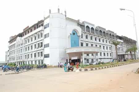 Shadan Institute of Medical Sciences college building at Peerancheru, Himayatsagar Road, Hyderabad