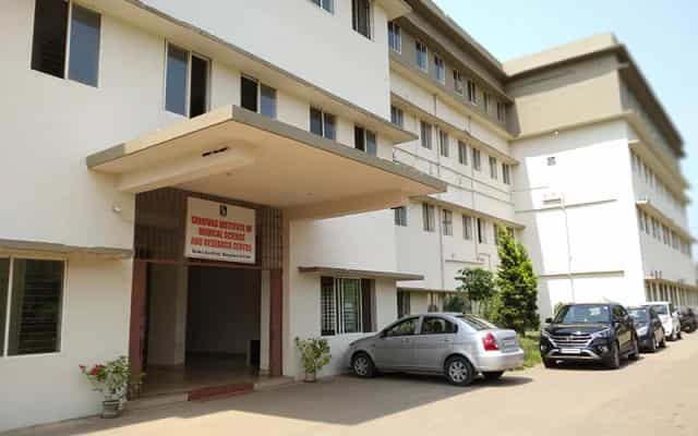Main entrance of Srinivas Institute of Medical Sciences and Research Centre at Mukka, Surathkal, Mangalore, with the college name board above the porch