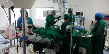 Surgical team operating in a modular operating theatre at the Smt. S.M.S. Multispeciality Hospital, Dr. M.K. Shah Medical College, Ahmedabad
