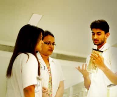 KMC Manipal students discussing an anatomy specimen