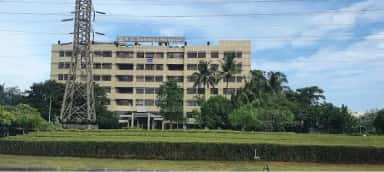 Frontage of the K J Somaiya Hospital building on the Eastern Express Highway at Sion, Mumbai