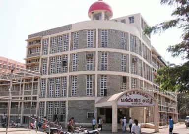 Basaveshwar Teaching and General Hospital building of Mahadevappa Rampure Medical College on Sedam Road, Kalaburagi