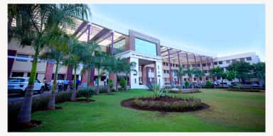 Front lawns and main building of S. Nijalingappa Medical College, Bagalkot, with bilingual signage