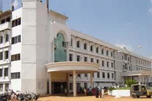Front elevation of the Shadan Institute of Medical Sciences building on Himayatsagar Road, Hyderabad
