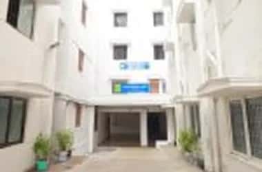 On-campus hostel building courtyard at Sri Muthukumaran Medical College, Chennai