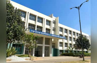 Main building of Sri Siddhartha Institute of Medical Sciences & Research Centre with its Kannada and English name board