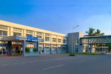 OPD block of Sri Siddhartha Medical College & Hospital, Tumkur with its covered entrance and skywalk