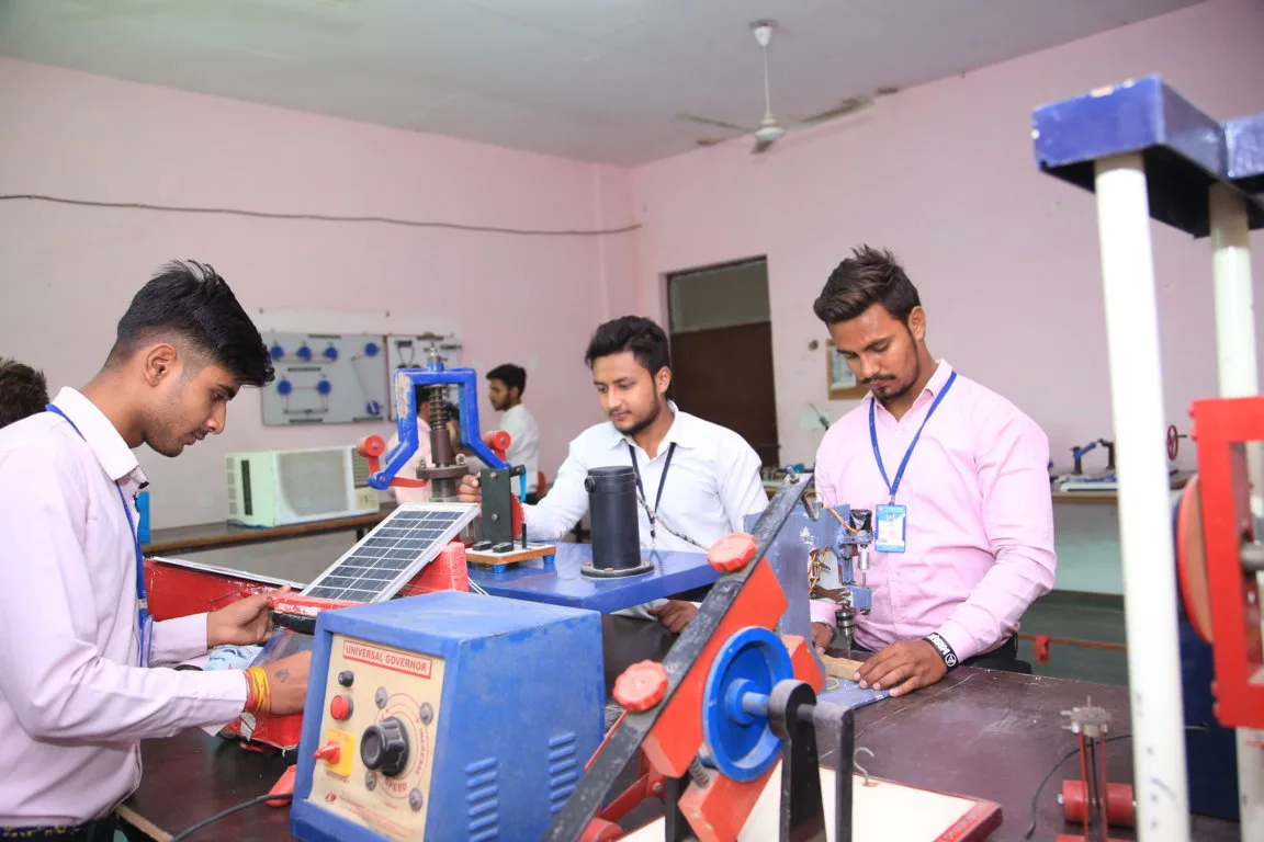Mechanical Engineering Student Lab — Pt. L.R. College of Technology