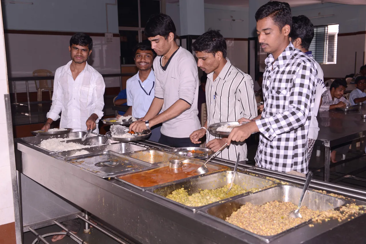 Tontadarya College of Engineering — Students Serving Food