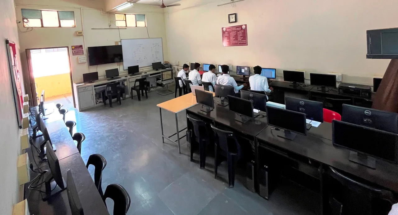 9Computer Lab1 — D.S.T.S. Mandal's College of Pharmacy, Solapur