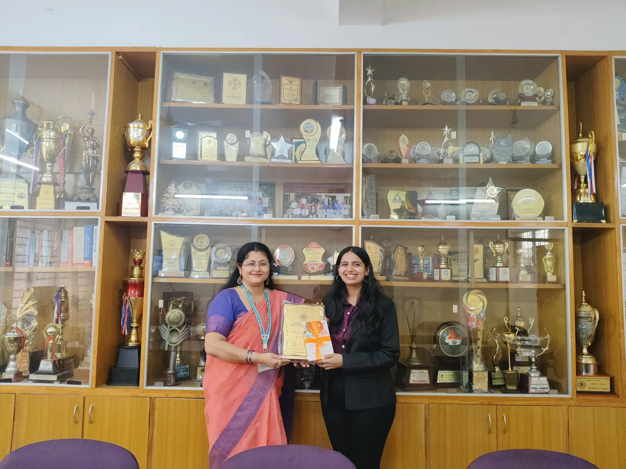 Prof. Preeti S. Desai, Principal, BILS, presented a memento to the guest — Bangalore Institute of Legal Studies