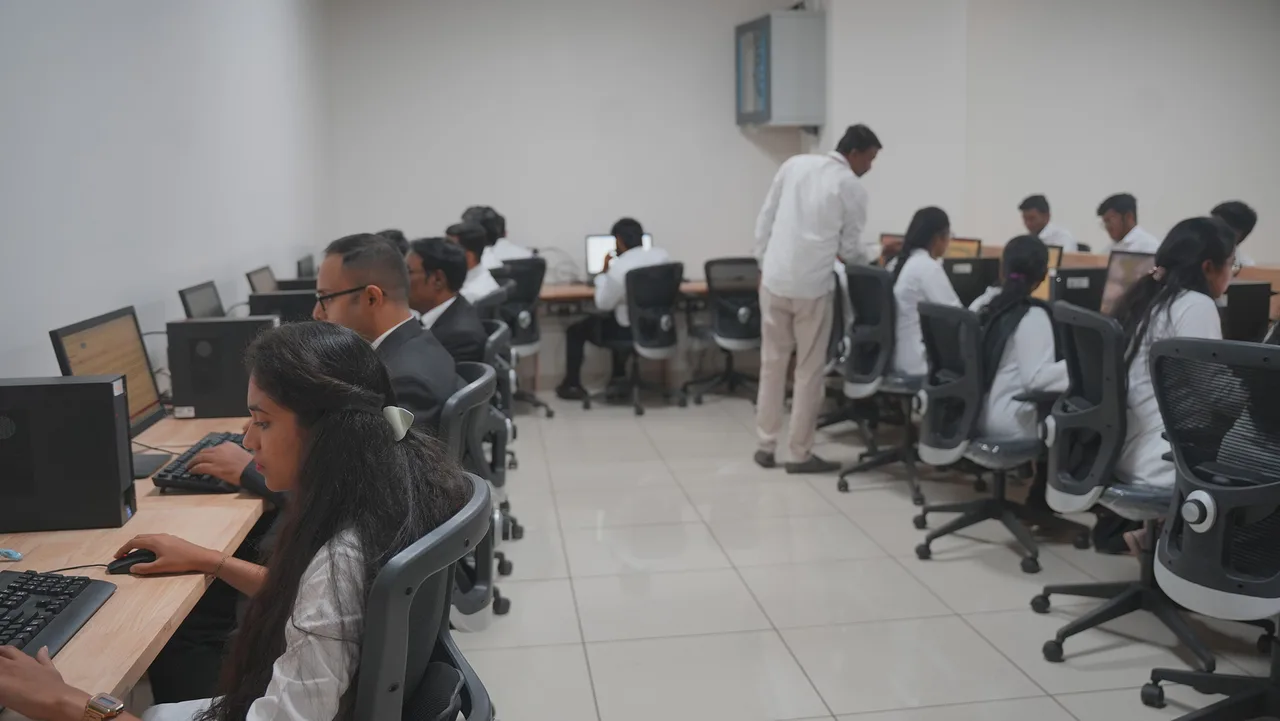 General view of the computer lab with rows of computer workstations — Vydehi Institute of Law