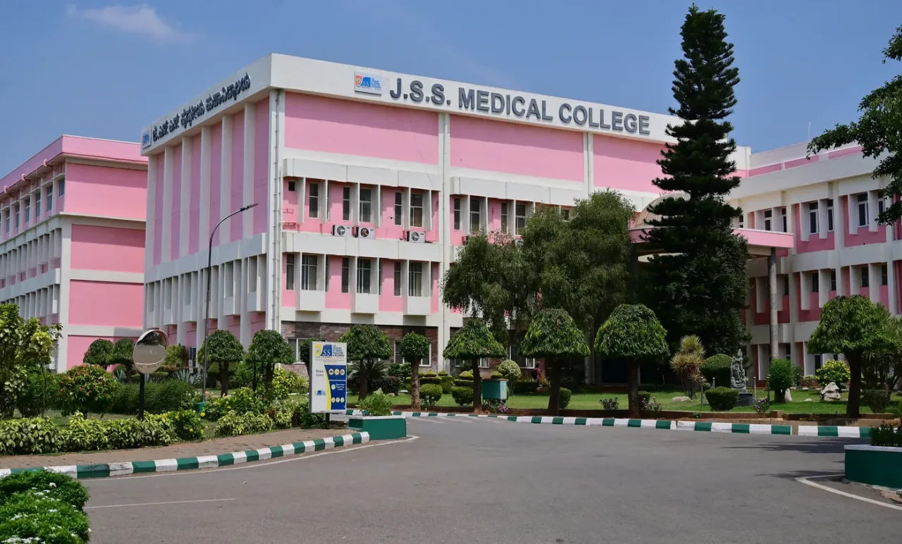 Front view of the JSS Medical College main building and entrance drive, Mysuru