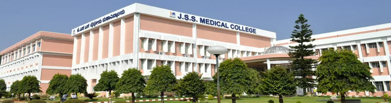 Panoramic view of the JSS Medical College building and lawns, Mysuru