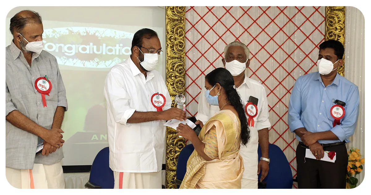 Student receiving award at Mikavinu Aadharam 2021 — Ezhuthachan College of Pharmaceutical Sciences