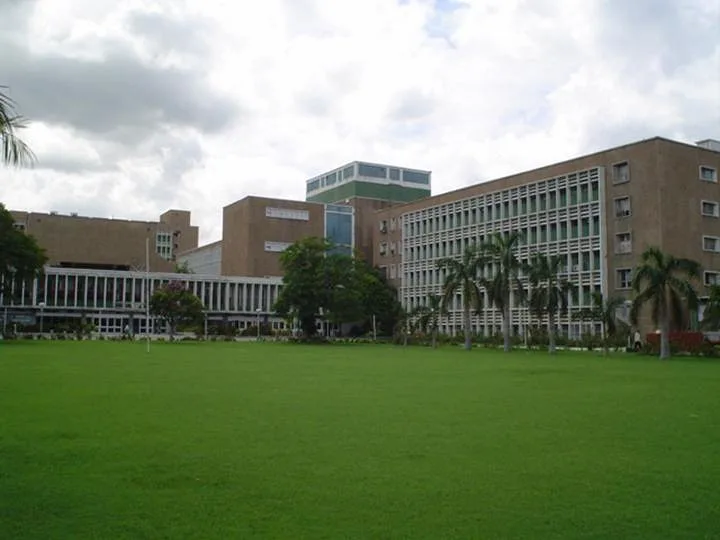 AIIMS garden with main building — all-india-institute-of-medical-sciences-new-delhi