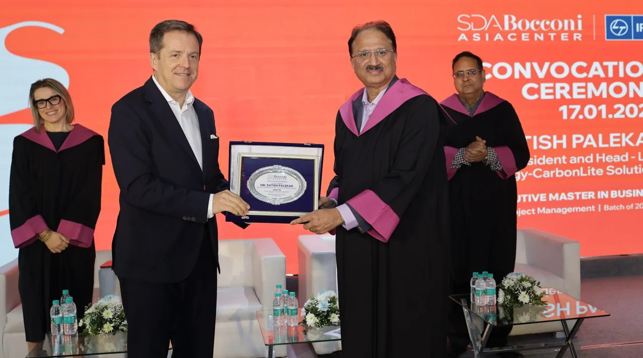 Alessandro Giuliani, Managing Director, SDA Bocconi Asia Center honoring the Chief Guest
