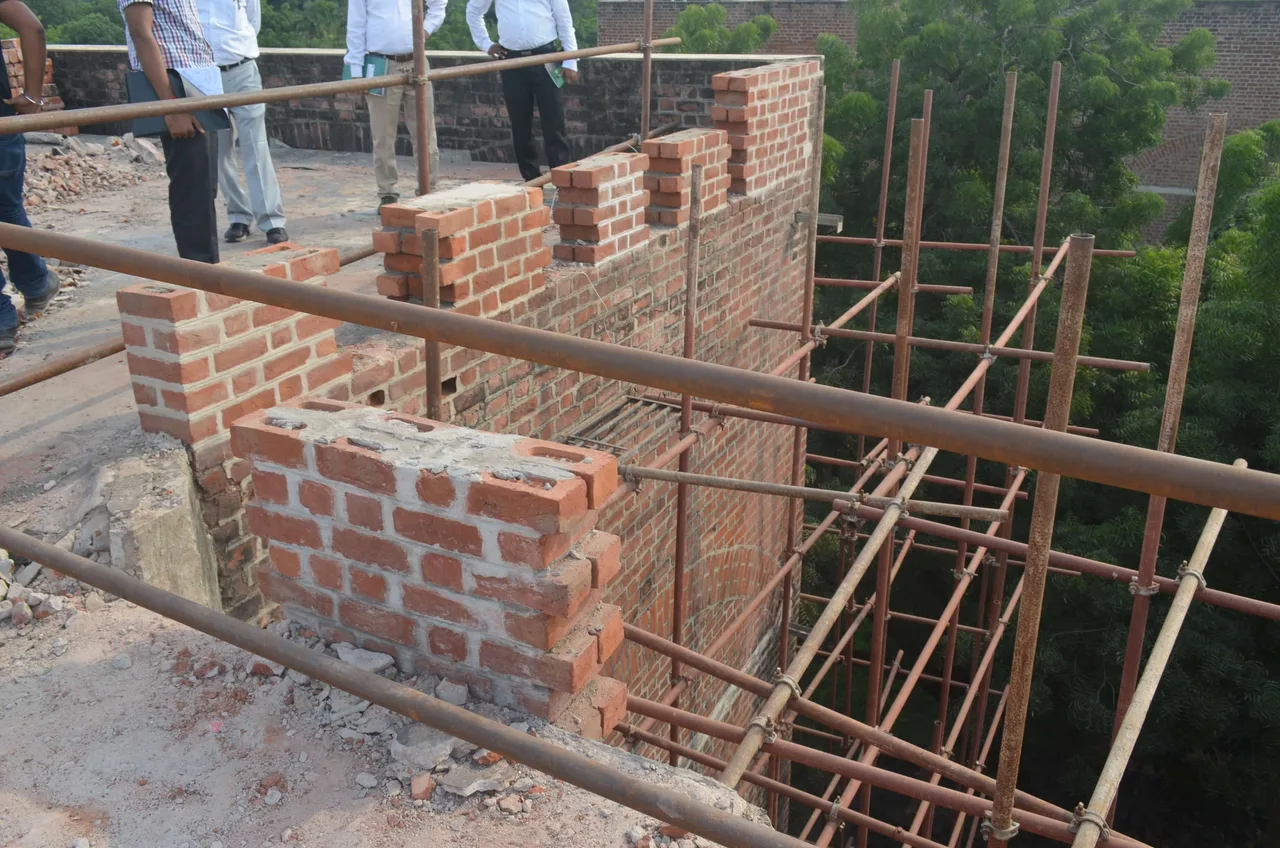 Parapet wall sample showing masonry pointing, bond and brick color — Indian Institute of Management Ahmedabad
