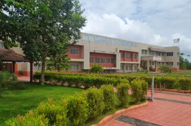 Moodlakatte Institute of Technology — Mitk Gallery Image Main Academic Building And Lawn
