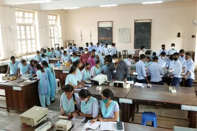 Laboratory work in Sixth Semester Laboratory (Electronics and Modern Physics Laboratory). — Karnatak Science College, Dharwad