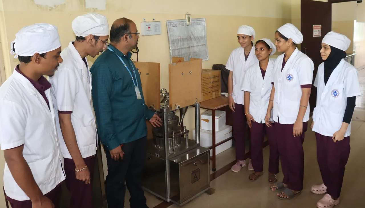 GM Institute of Pharmaceutical Sciences and Research — Ultra Modern Laboratories Image With Students And Instructor