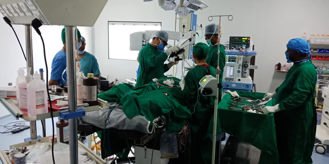 Surgical team operating in a modular operating theatre at the Smt. S.M.S. Multispeciality Hospital, Dr. M.K. Shah Medical College, Ahmedabad