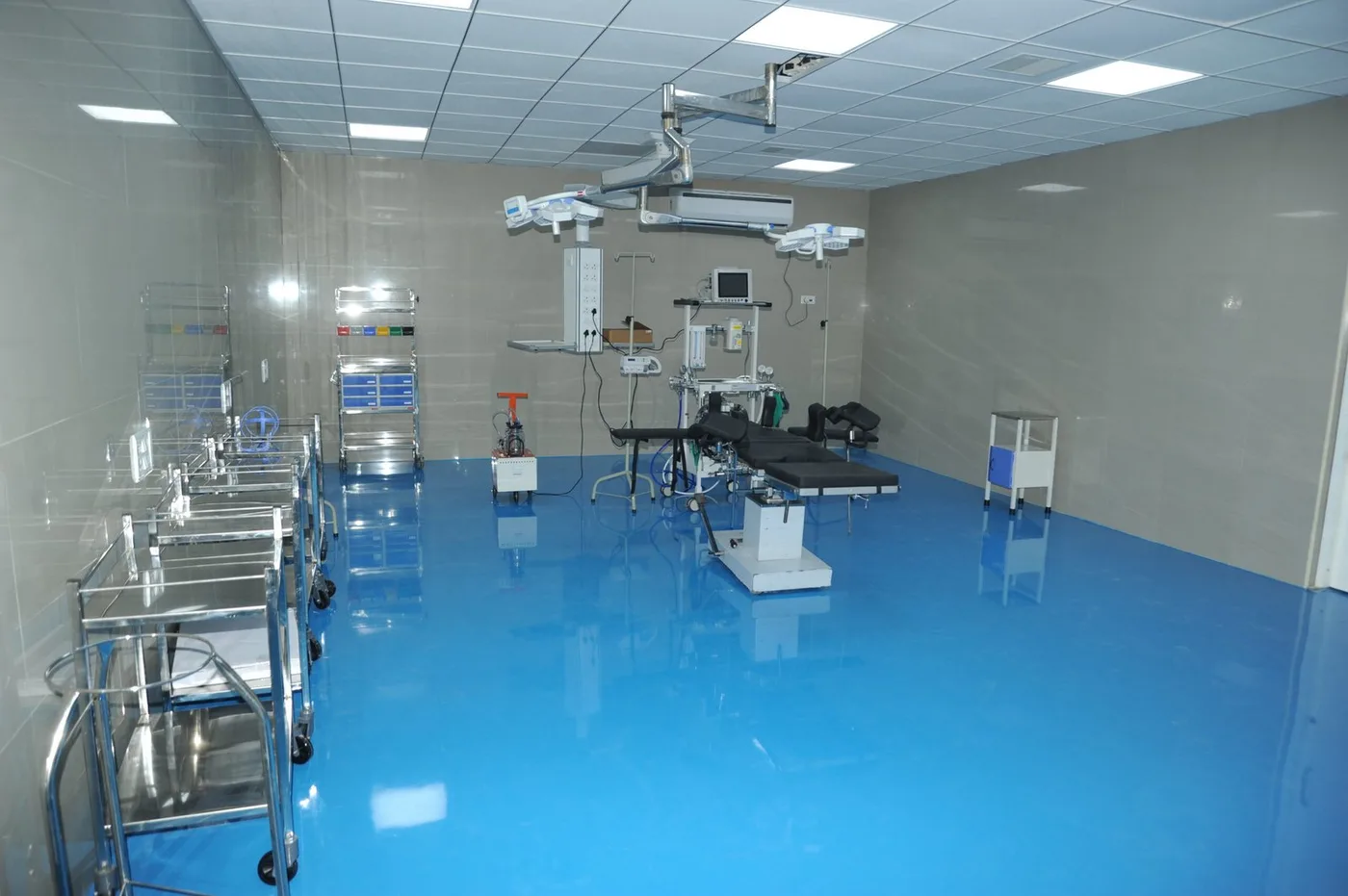Modular operation theatre with overhead surgical lights and equipment at Indira Medical College & Hospitals, Thiruvallur