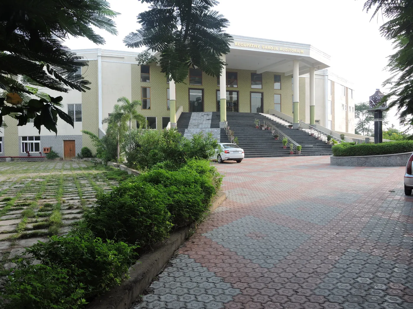 Front portico and driveway of the Karpaga Vinayaga Institute of Medical Sciences campus building at Maduranthagam
